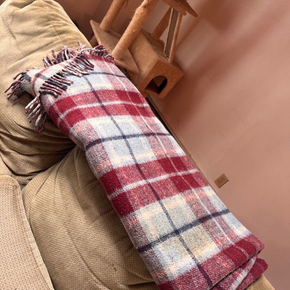 Huge 80 by 72 heavyweight vintage Mexican blanket knit acrylic blend by Carmate - Picture 7 of 8